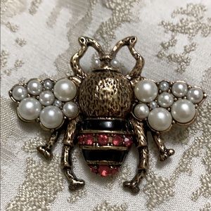 bee-brooch-with-crystals-and-pearls-imitation